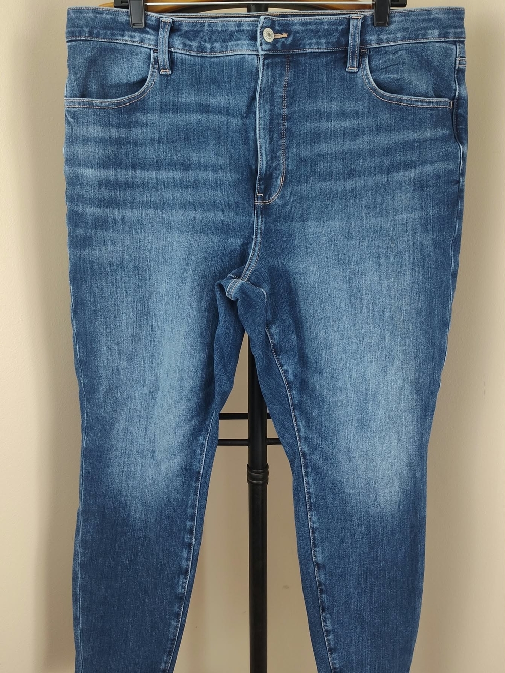 American Eagle Outfitters Skinny Jeans in Medium Blue Wash